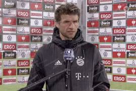 Tiền đạo Thomas Muller có hành động lạ với nữ phóng viên