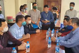 Hỗ trợ tiền, động viên gia đình bị cháy ở phố Tôn Đức Thắng