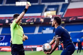 Pha va chạm khiến Neymar bị đuổi khỏi sân