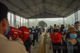 Chùa Tam Chúc lắp rào chắn, phân luồng du khách đi lễ, vãn cảnh