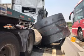 TP. HCM: Cuộn thép nặng 20 tấn rơi giữa đường, quốc lộ 1 ùn tắc 3km