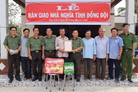 Công an tỉnh Bạc Liêu bàn giao nhà nghĩa tình đồng đội cho gia đình liệt sĩ