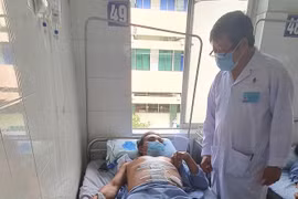 Người đàn ông bị thủng ruột do ăn nhầm 11 chiếc tăm lúc nhậu say