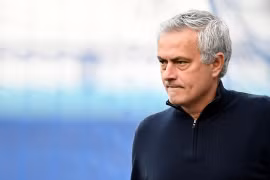 HLV Jose Mourinho thoát cảnh thất nghiệp