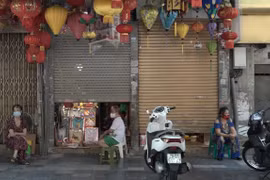 Hà Nội: "Thủ phủ" đồ hàng mã vắng vẻ, đìu hiu trước ngày lễ Vu Lan