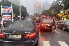Hà Nội: Công an tạm giữ hai xe Mercedes Benz cùng mang biển kiểm soát
