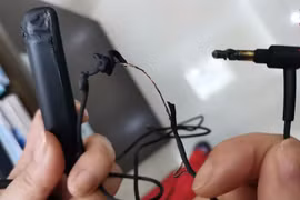 Tai nghe Sony phát nổ sau khi bị cắm nhầm sạc trên máy bay