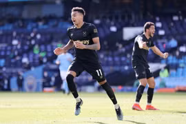 CLB MU chia tay tiền vệ Jesse Lingard