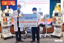 Báo Tuổi Trẻ trao tặng thiết bị y tế trị giá 6,5 tỉ cho Bệnh viện Bệnh nhiệt đới TP.HCM