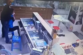 Khởi tố đối tượng kề dao vào cổ nhân viên cửa hàng điện thoại để cướp tài sản