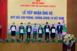 Hơn 1,8 tỷ đồng và 180 nghìn USD tiếp tục ủng hộ Quỹ Vắc-xin phòng COVID-19