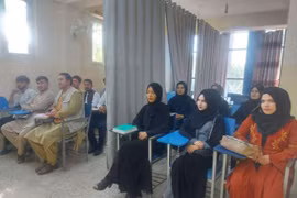 Sinh viên Afghanistan đi học trở lại theo quy định của Taliban
