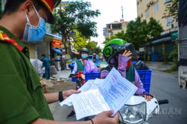 Hà Nội: Nhân viên giao hàng bằng xe máy được cấp giấy đi đường thế nào?