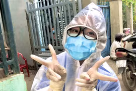 Mẹ và anh trai vào TP. HCM làm tình nguyện, cô gái 16 tuổi xung phong thành “chiến sĩ” ở quê nhà