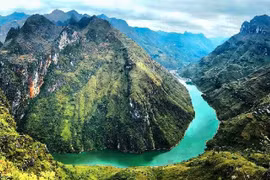 Ngắm dòng sông Nho Quế xanh biếc, dịu dàng giữa núi rừng trùng điệp