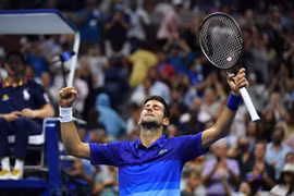 Novak Djokovic ngược dòng hạ gục "niềm hy vọng" của Mỹ ở US Open 2021