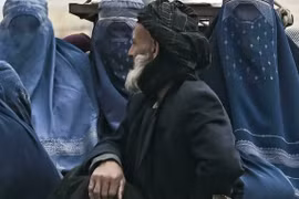 Taliban cấm phụ nữ du lịch đường dài nếu không có đàn ông đi cùng