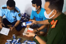 Không biết gì về dược phẩm, chủ hàng vẫn “nhập rẻ, bán đắt” thuốc điều trị Covid-19 không rõ nguồn gốc
