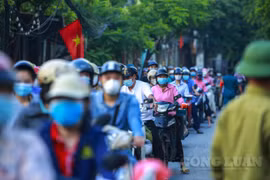 Hà Nội: Ùn ứ tại chốt kiểm soát dịch vì phải xuất trình… lịch công tác