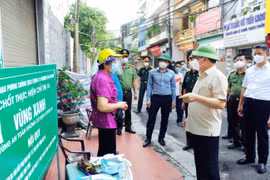 Bí thư Thành ủy Hà Nội kiểm tra 2 “vùng đỏ” của quận Đống Đa