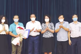 Trao quyết định nghỉ hưu cho ông Tô Quang Phán - Tổng Giám đốc, Tổng Biên tập Đài PT&TH Hà Nội