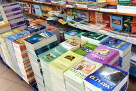 Năm học mới cận kề, nhiều phụ huynh chưa thể mua sách giáo khoa, đồ dùng học tập cho con