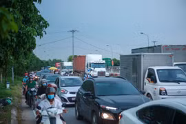 Nguyên nhân khiến cửa ngõ phía Nam, phía Bắc của Hà Nội bị ùn tắc kéo dài
