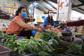 TP.HCM: Đồng loạt mở cửa trở lại 40 chợ truyền thống, hết cảnh người dân xếp hàng dài mua rau