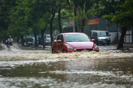 Hà Nội: Mưa lớn, nhiều tuyến đường ngập trong nước