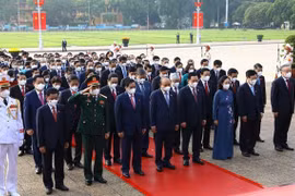 Đại biểu Quốc hội khóa XV vào Lăng viếng Chủ tịch Hồ Chí Minh