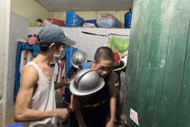 Hà Nội: Cảnh sát đục tường, giải cứu cháu bé 14 tuổi bị mắc kẹt
