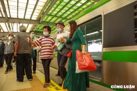 Người dân háo hức trải nghiệm tàu điện Cát Linh - Hà Đông