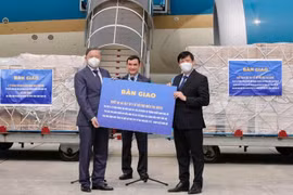 Bộ trưởng Tô Lâm bàn giao vật tư, trang thiết bị y tế hỗ trợ điều trị COVID-19 của kiều bào Anh, Pháp