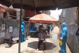Nắng nóng gay gắt những "chiến binh " áo trắng vẫn khẩn trương lấy mẫu xét nghiệm Covid-19 tại Bắc Ninh