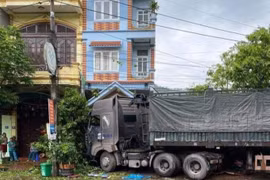Quảng Ninh: Đầu kéo lao lên vỉa hè gây tai nạn, 3 người thương vong