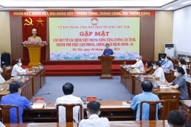 Chủ tịch Quốc hội Vương Đình Huệ gặp mặt cán bộ y tế tăng cường chống dịch cho các tỉnh phía Nam