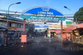 Cận cảnh phong tỏa chợ đầu mối Long Biên vì có thêm ca COVID-19