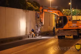 Hà Nội: Công nhân làm việc xuyên đêm để sửa chữa hầm chui Kim Liên