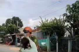 Chồng bị phạt vì ra đường không cần thiết, người phụ nữ đánh vào mặt công an