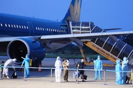 Người dân Nghệ An gặp khó khăn ở vùng dịch phía Nam trở về quê trên "chuyến bay 0 đồng"