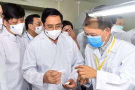 Thủ tướng: Giải quyết ngay các vướng mắc trong tổ chức sản xuất vaccine, thuốc điều trị COVID-19