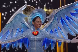 "Sự cố" của Thùy Tiên trong phần thi trang phục dân tộc tại Miss Grand 2021
