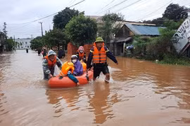 Thủ tướng Phạm Minh Chính chia sẻ với khó khăn, mất mát của nhân dân vùng lũ