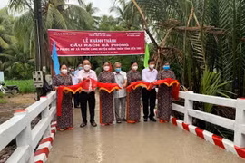 Hội Nhà báo TPHCM phối hợp với Agribank khánh thành cầu nông thôn tại Bến Tre