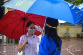 Các biện pháp phòng ngừa COVID-19 được thắt chặt trong ngày đầu tuyển sinh vào lớp 10
