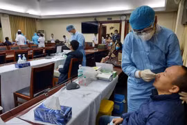 Xét nghiệm Covid-19 lần 1 cho phóng viên tác nghiệp tại Đại hội XIII của Đảng