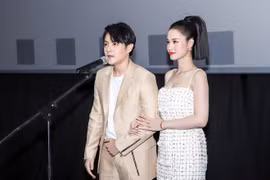 Đông Nhi tự tin diện đầm ôm sát sau hơn 2 tháng sinh con