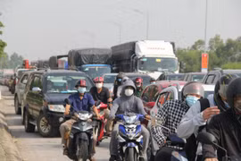 Cảnh ùn ứ khi người dân đổ xô về TP Vinh ngày đầu dừng cách ly xã hội