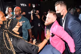Võ sĩ Conor McGregor xô xát với bạn trai Megan Fox trên thảm đỏ