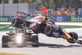 Lewis Hamilton thoát chết trong vụ tai nạn kinh hoàng ở chặng Italian GP